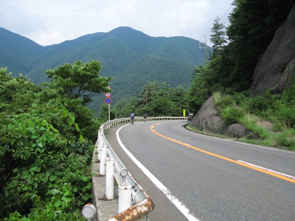 軽快な下り坂と仲間の姿