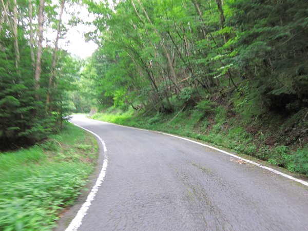 路面は荒れたまま