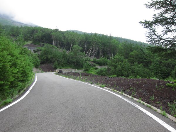 道路横は溶岩のよう