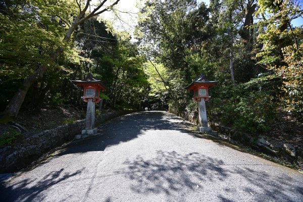 石上神宮の灯篭