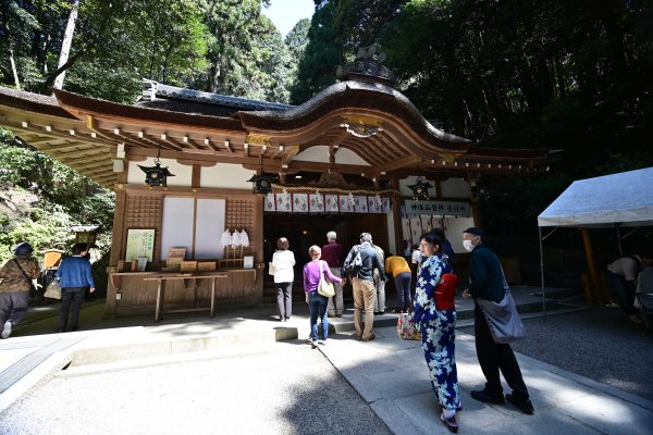 狭井神社の登拝受付所