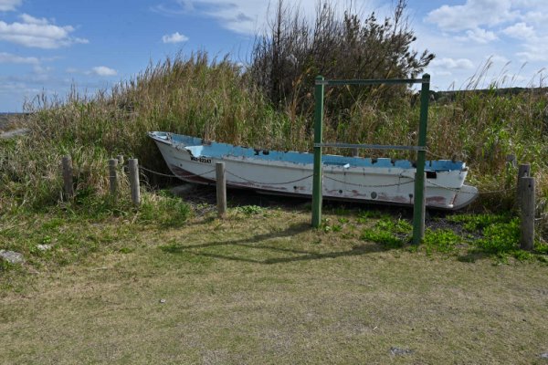 伊実久の入江(1)：漂流船