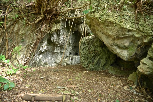 ウフヤグチ鍾乳洞(2)：長石の辻遺跡