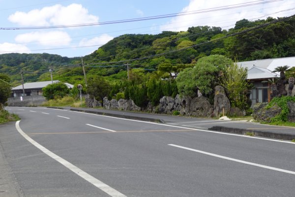 道路標示：東経130°の黄色い線