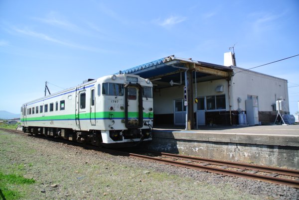 江差駅：駅舎とキハ４０