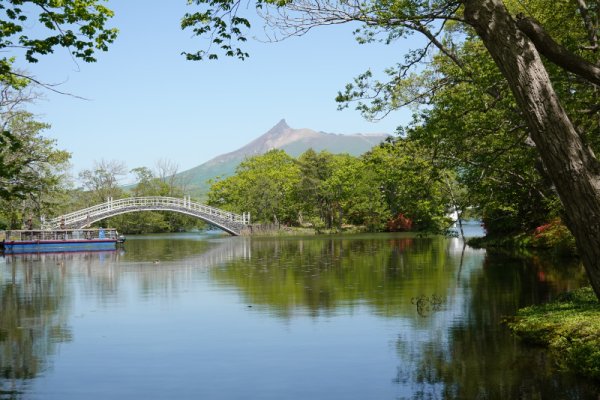 大沼公園散策路：湖月橋と駒ケ岳