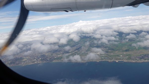 JAL2891便の機内から：函館空港の海岸線