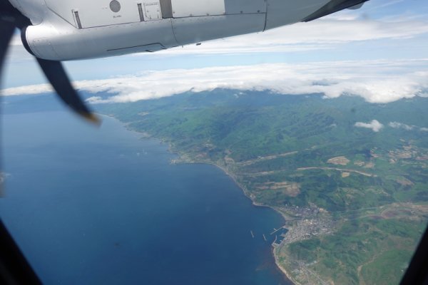 JAL2891便の機内から：江差の海岸線