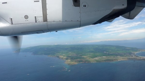 JAL2891便の機内から：奥尻島の全景