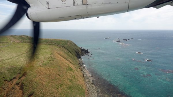 JAL2891便の機内から：奥尻島に上陸