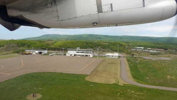 JAL2890便の機内から：空港ターミナル全景