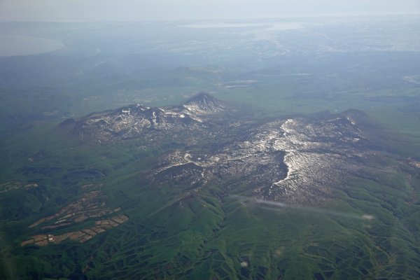 JAL585便の機内から：八甲田山