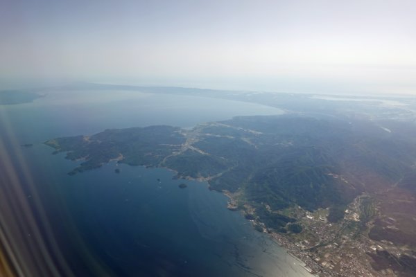 JAL585便の機内から：夏泊半島