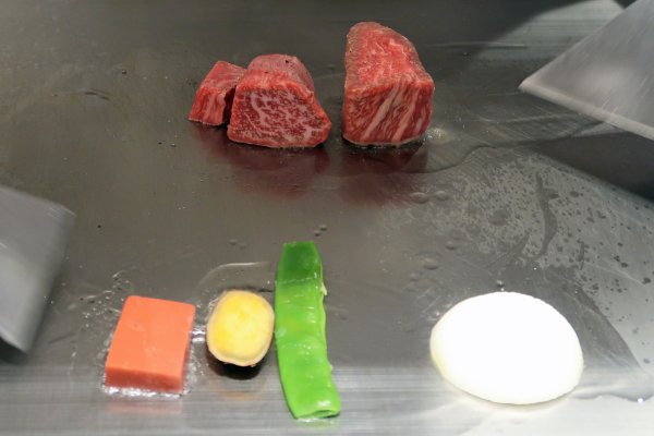 昼食(3)：神戸牛のステーキ