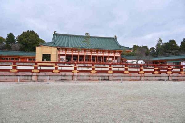 平安神宮：龍尾檀手前からの拝殿