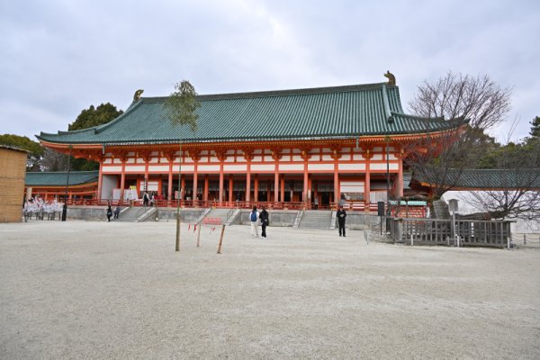 平安神宮：左近の桜と外拝殿