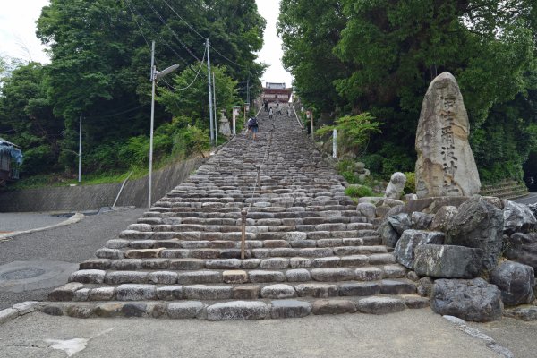 伊佐爾波神社(2)：石段