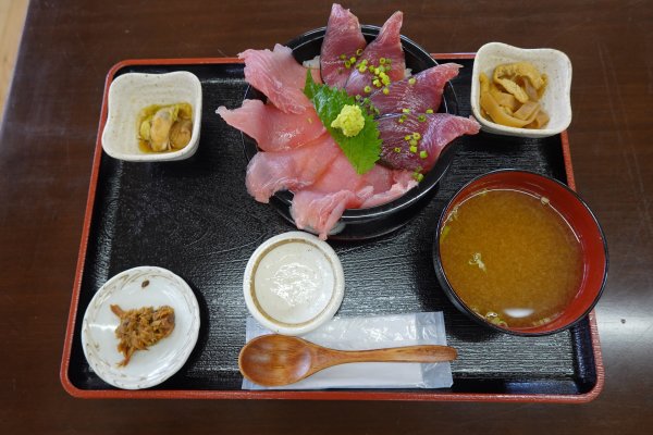 まぐろかつお丼