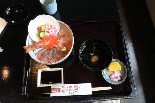 お昼は海鮮丼