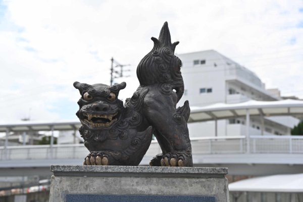 ゆいレール(10)：石嶺駅の玄武・黒シーサー