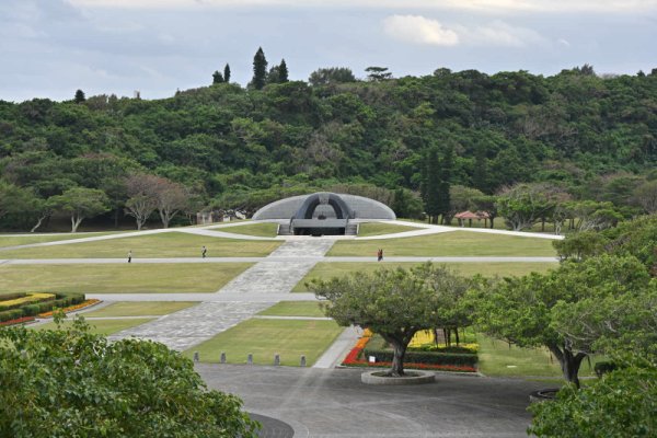 平和祈念公園(2)：平和祈念堂の前から