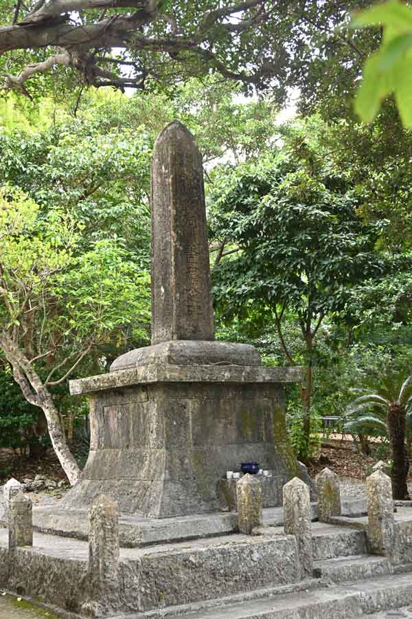 ひめゆりの塔(2)：慰霊碑