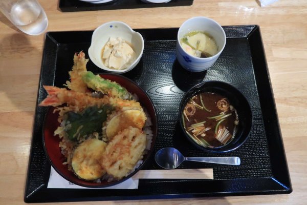 初日の昼食