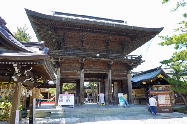 白山神社：隋神門