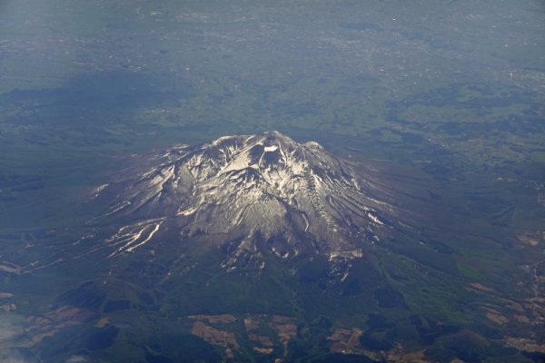 JAL2872便の機内から：岩木山