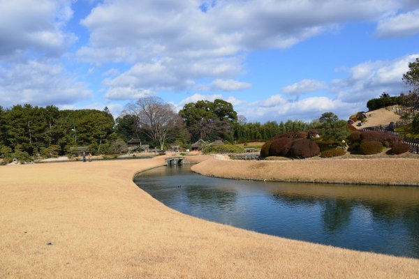 岡山後楽園(2)：廉池軒前の池