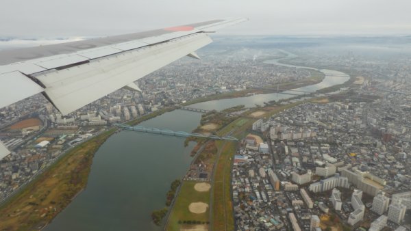 JAL103便の機内(3)：淀川を通過