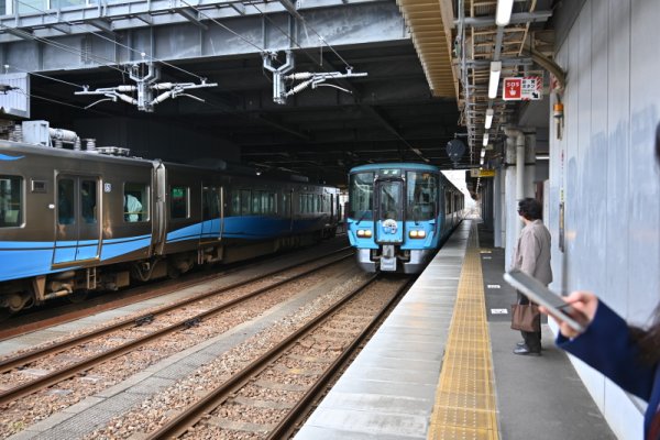高岡駅：あいの風とやま鉄道