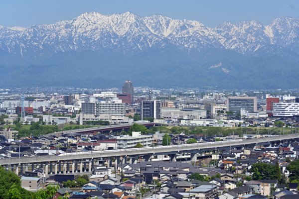 北陸新幹線と立山連峰