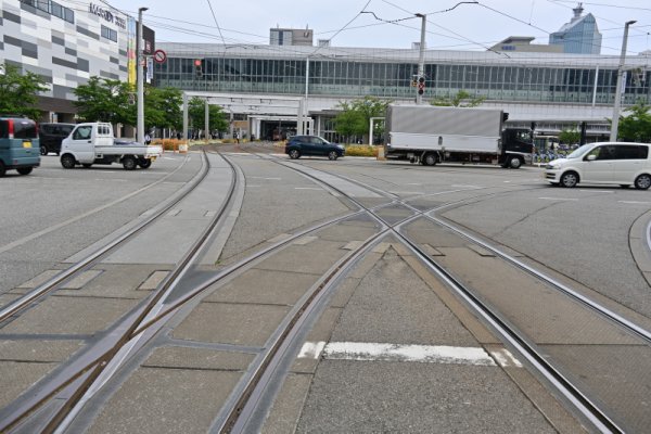 富山駅前の市内電車の線路