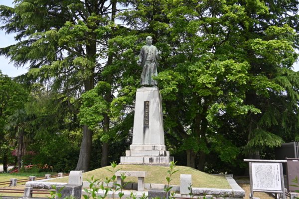 前田正甫公像