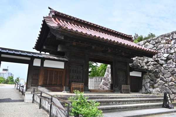 富山城：千歳御門