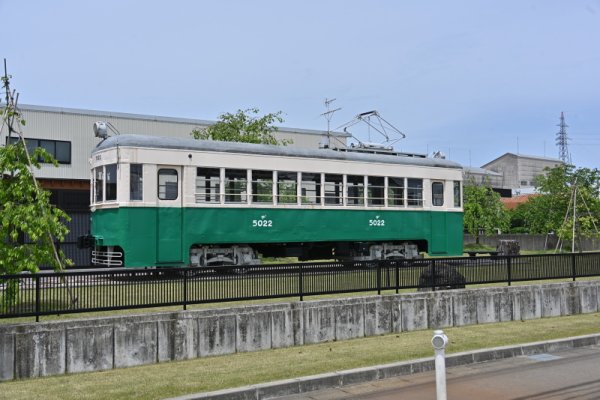万葉線：新吉久電停のデ5022号