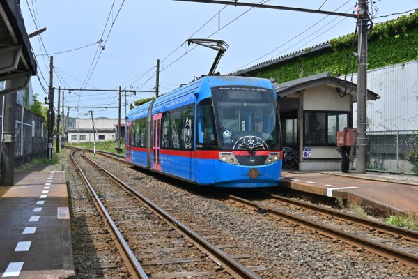 万葉線：六渡寺駅