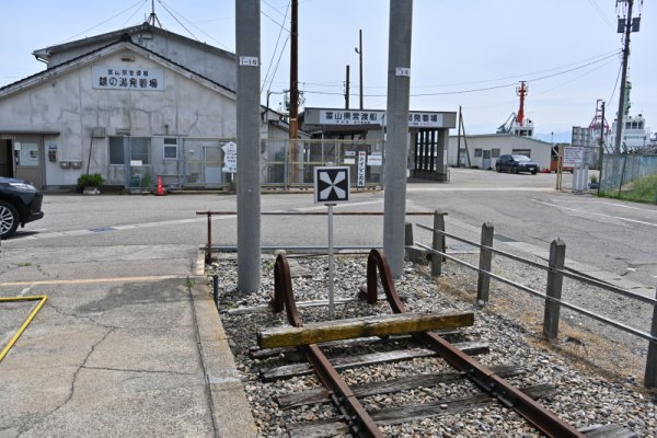 万葉線：越ノ潟の車止め