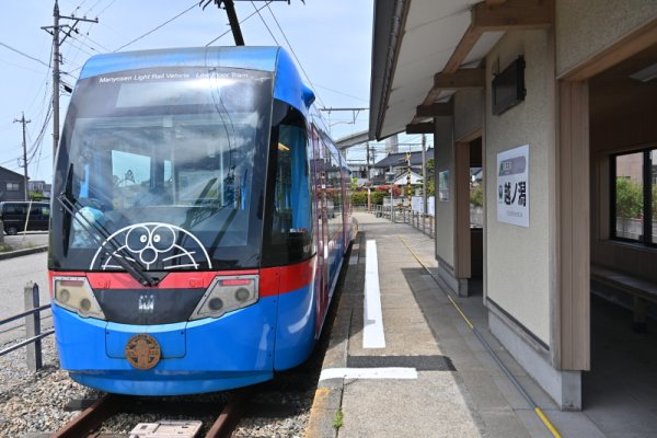 万葉線：越ノ潟駅とドラえもんトラム