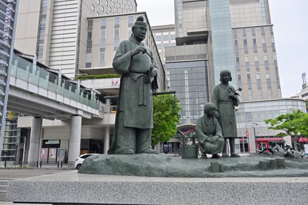 高岡駅前：大友家持像