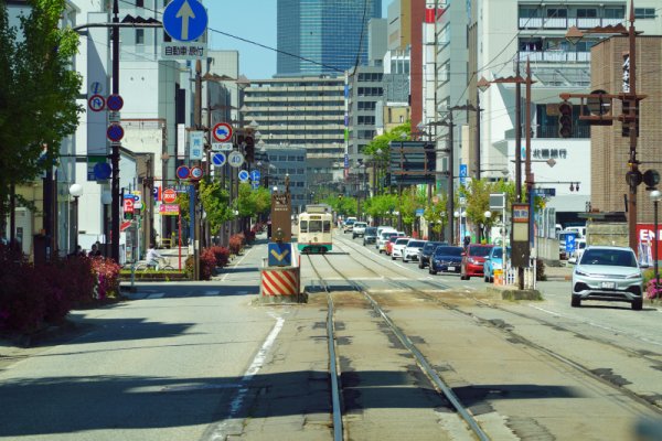市内電車：南富山からのラインに合流