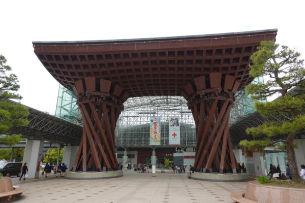 金沢駅：鼓門