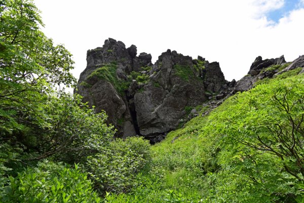 登山道の横に大岩が