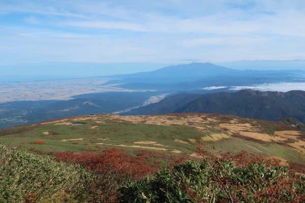 紅葉と雲海と鳥海山