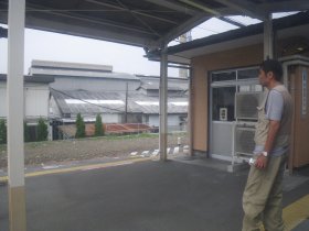 山梨市駅：通過待ち