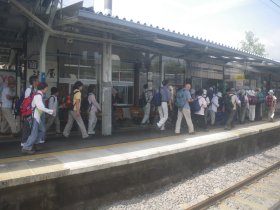 富士見駅：通過待ち