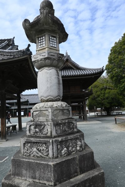 豊川稲荷：灯篭