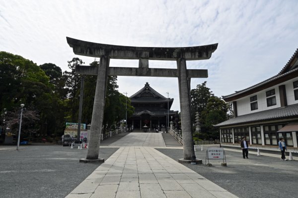 豊川稲荷：鳥居