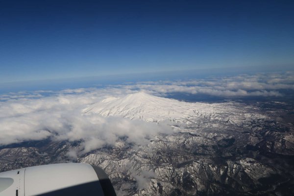 鳥海山（JAL161便の機内から)